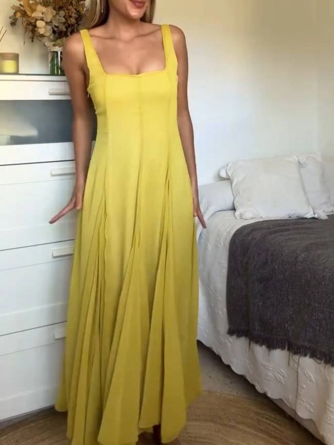 Vestido largo elegante con escote cuadrado y tirantes ideal para días informales
