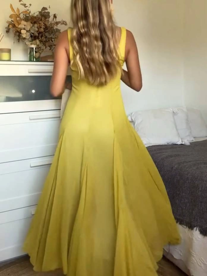 Vestido largo elegante con escote cuadrado y tirantes ideal para días informales