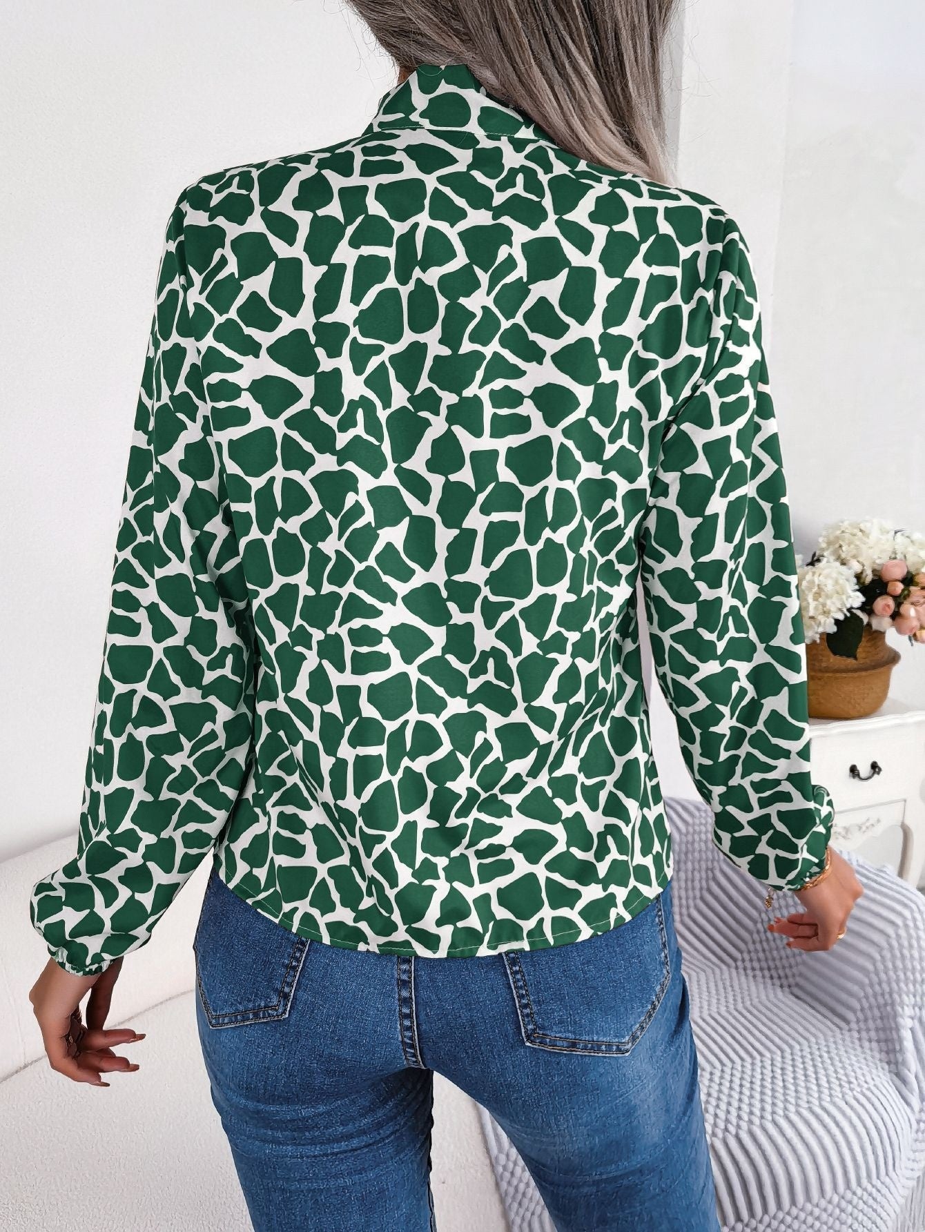 Millie - Elegante blusa verde y blanca con lazo para mujer