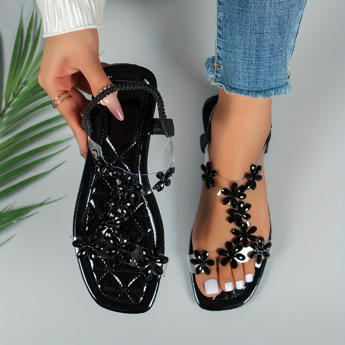 Noa | Sandalias planas con diseño de mariposa