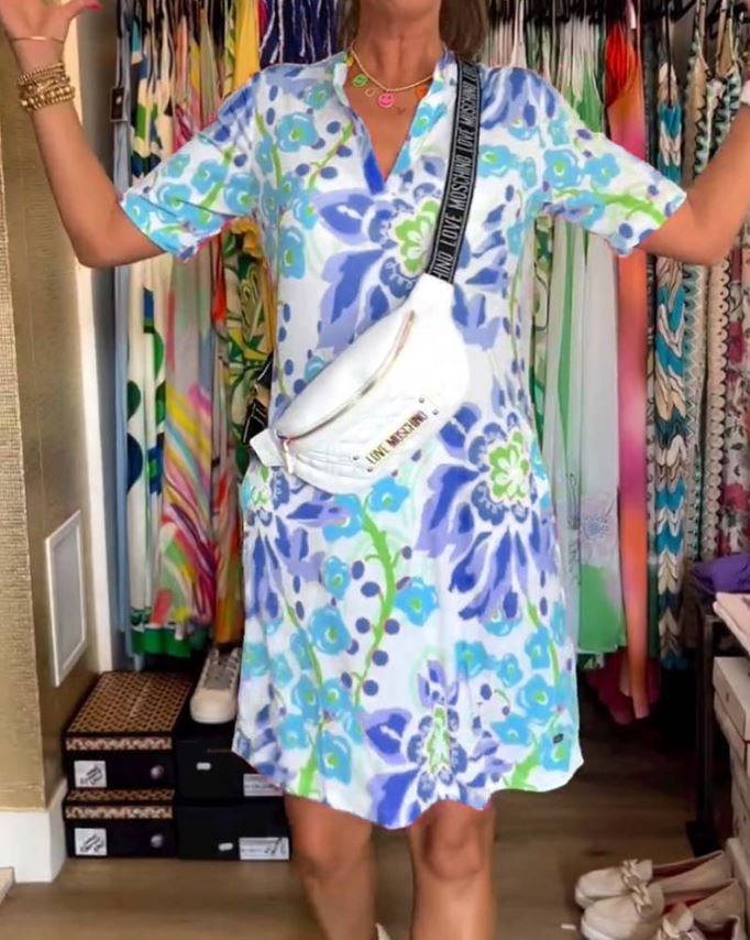 Vestido de manga corta con estampado floral y escote en pico