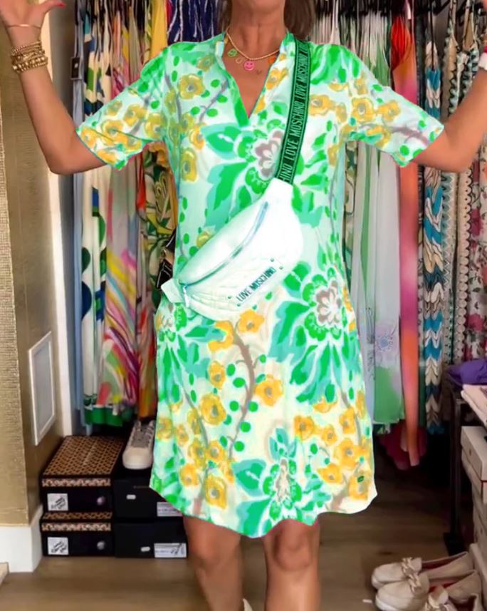 Vestido de manga corta con estampado floral y escote en pico