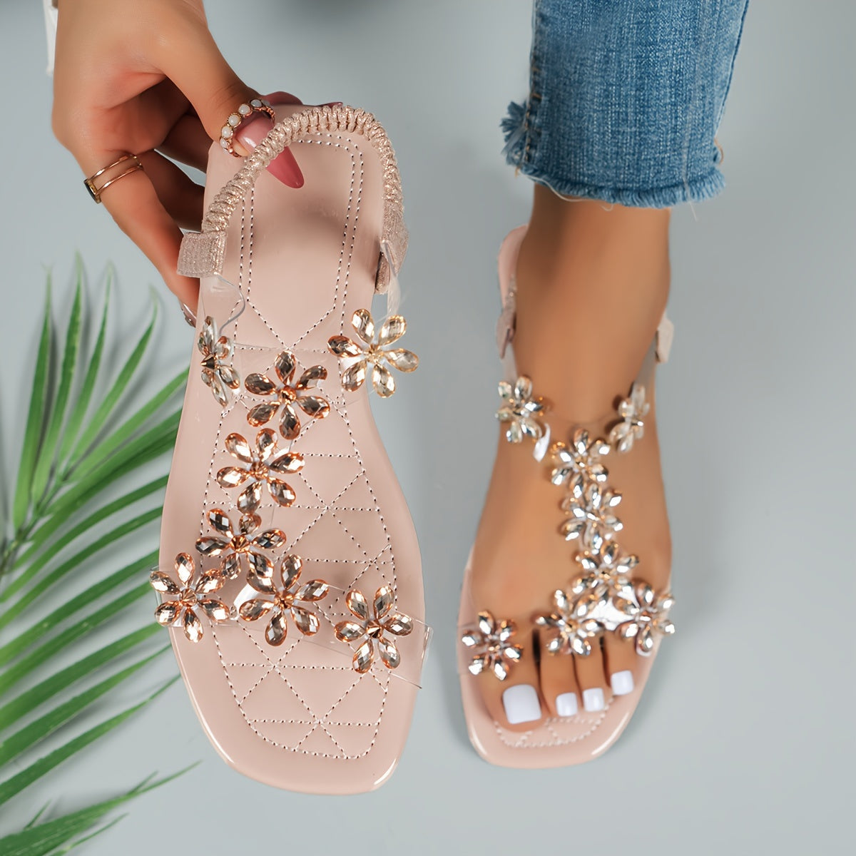 Noa | Sandalias planas con diseño de mariposa