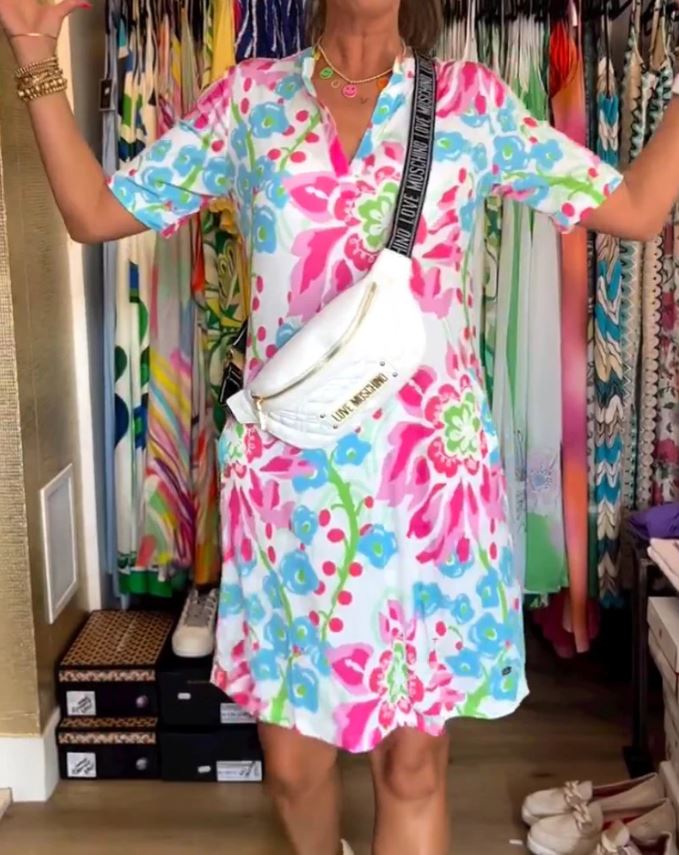 Vestido de manga corta con estampado floral y escote en pico