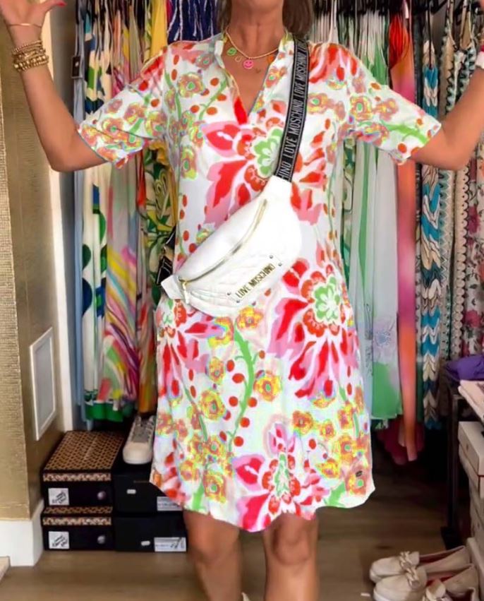 Vestido de manga corta con estampado floral y escote en pico