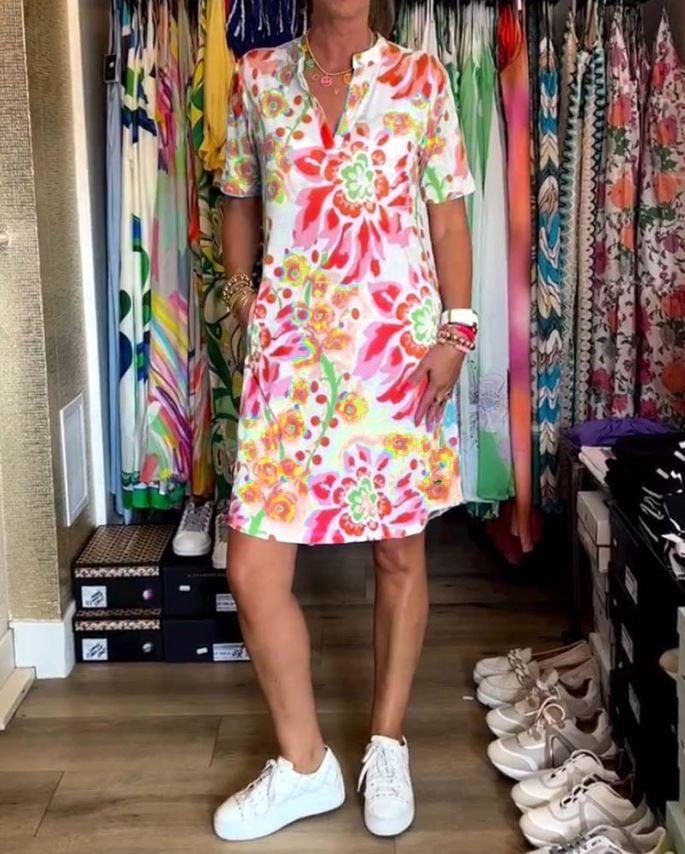 Vestido de manga corta con estampado floral y escote en pico