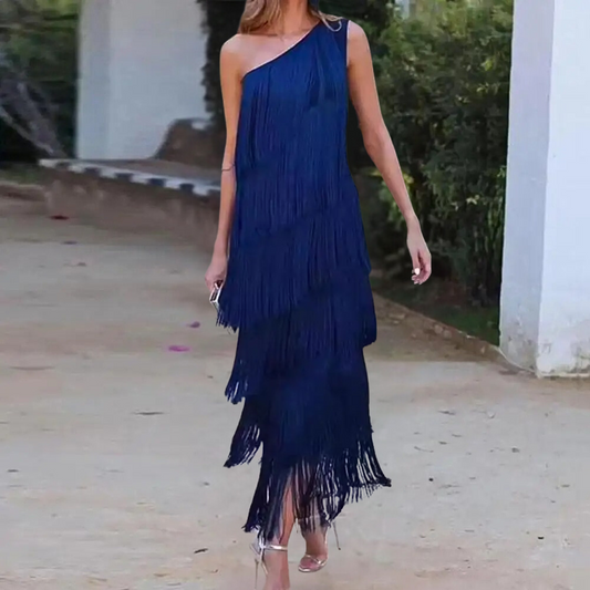 Elegante vestido de un hombro con borlas de Carol