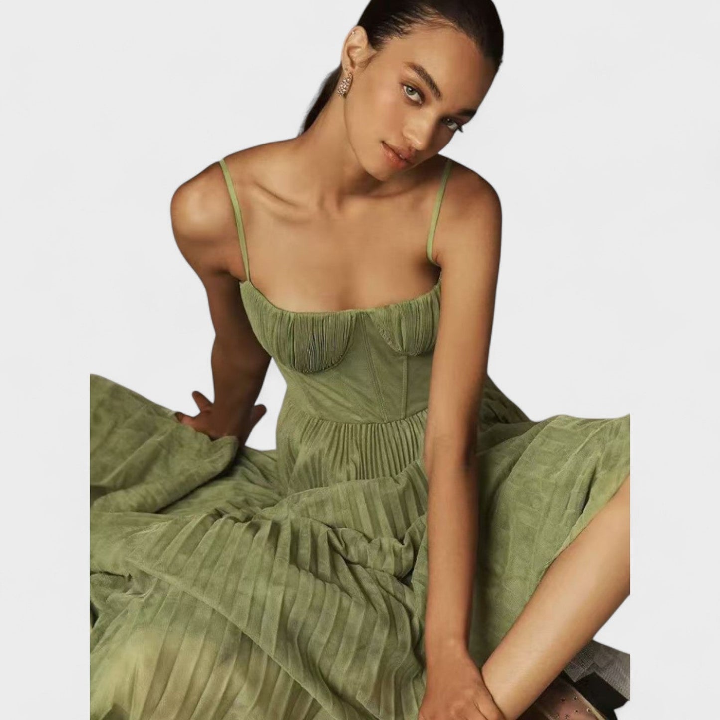 Elena – El vestido plisado que conquista con elegancia