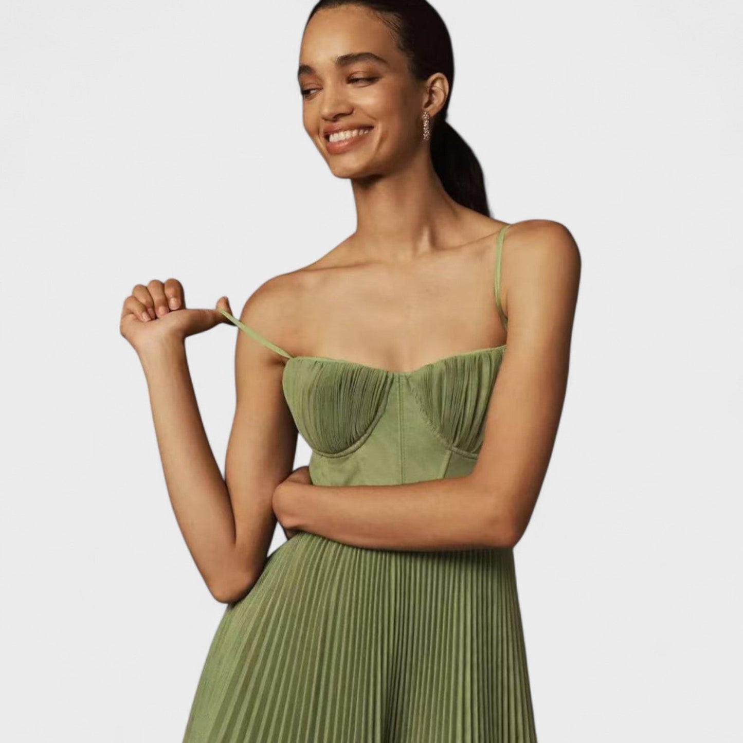 Elena – El vestido plisado que conquista con elegancia