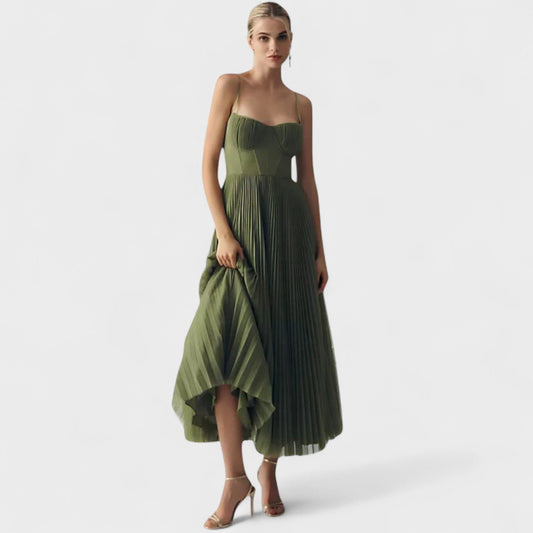 Elena – El vestido plisado que conquista con elegancia