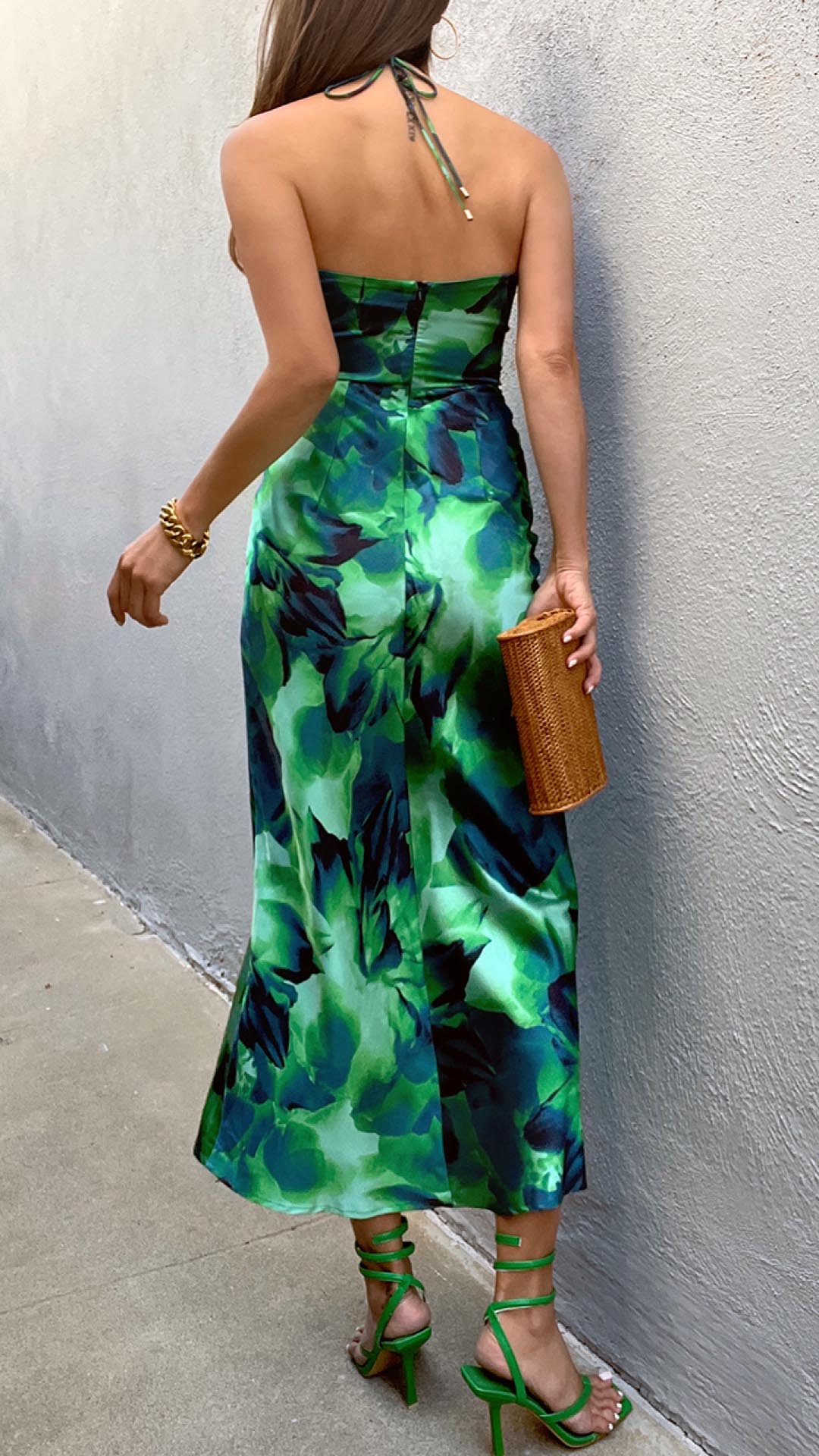Vestido Brisa Verde con estampado, escote halter anudado y abertura | Brisa Verde